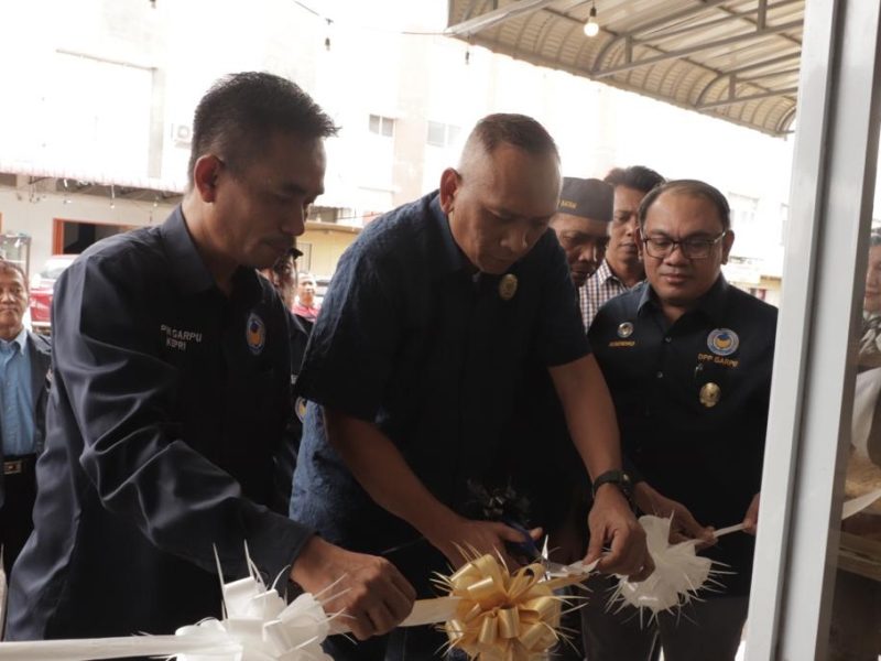 Ketua Umum DPP GARPU Pietra M Paloh menggunting pita peresmian kantor DPW GARPU Kepri didampingi Sekjen Husendro SH dan ketua DPW Kepri Muhammaddong. Foto: INIKEPRI.COM 