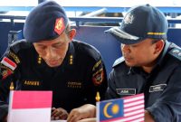 Direktorat Jenderal Bea dan Cukai (DJBC) bersama dengan Jabatan Kastam Diraja Malaysia (JKDM) kembali gelar operasi Patroli Terkoordinasi Kastam Indonesia Malaysia (Patkor Kastima)
ke-26 di tahun 2022. Hal ini dibahas dalam Rendezvous at Sea antara DJBC dengan JKDM pada Kamis, 29 September 2022, di perairan perbatasan Indonesia dan Malaysia, antara perairan Pulau Kukup Malaysia,
dan Perairan Pulau Karimun Anak, Indonesia. Foto: Humas BC Batam 