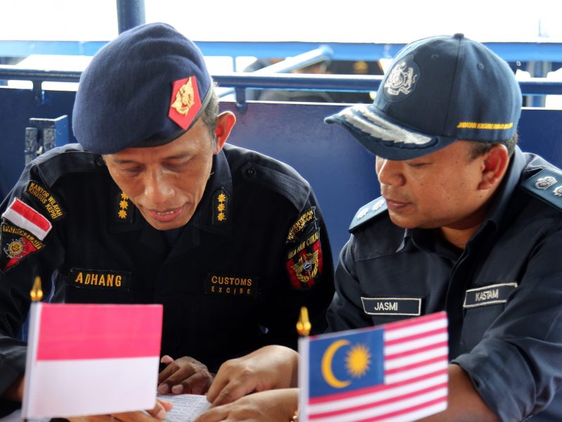 Direktorat Jenderal Bea dan Cukai (DJBC) bersama dengan Jabatan Kastam Diraja Malaysia (JKDM) kembali gelar operasi Patroli Terkoordinasi Kastam Indonesia Malaysia (Patkor Kastima)
ke-26 di tahun 2022. Hal ini dibahas dalam Rendezvous at Sea antara DJBC dengan JKDM pada Kamis, 29 September 2022, di perairan perbatasan Indonesia dan Malaysia, antara perairan Pulau Kukup Malaysia,
dan Perairan Pulau Karimun Anak, Indonesia. Foto: Humas BC Batam