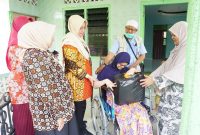Raut wajah ibu Devi (58) tampak gembira saat Wali Kota Tanjungpinang, Rahma bersama jajarannya dan Baznas mendatangi kediamannya di Jalan Kerkof, Kelurahan Kemboja, Kota Tanjungpinang, Kepri, Kamis (15/9/2022). Foto: Istimewa 