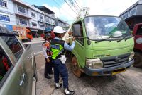 Tim gabungan Dinas Perhubungan bersama TNI dan Polri Kota Tanjungpinang melakukan razia pengujian kendaraan bermotor atau KIR, terhadap kendaraan angkutan umum dan barang di sejumlah titik lokasi di Kota Tanjungpinang, yang dimulai sejak Senin (12/9) hingga Jumat (16/9/2022). Foto: Istimewa