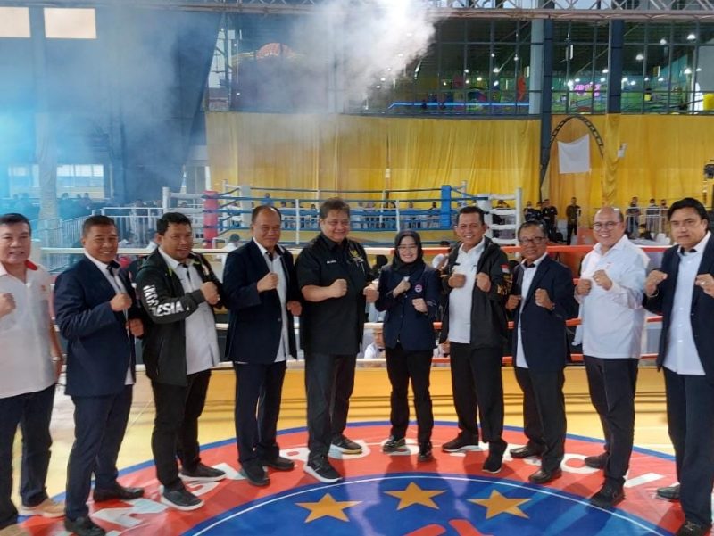 Gubernur Kepulauan Riau H. Ansar Ahmad mendampingi Menteri Koordinator Bidang Perekonomian Airlangga Hartanto. Foto: Diskominfo Kepri 