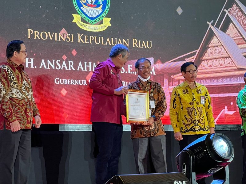 Kepala Badan Kepegawaian Daerah dan Korpri Kepri Firdaus mewakili Gubernur Ansar Ahmad menerima penghargaan. Foto: Diskominfo Kepri 