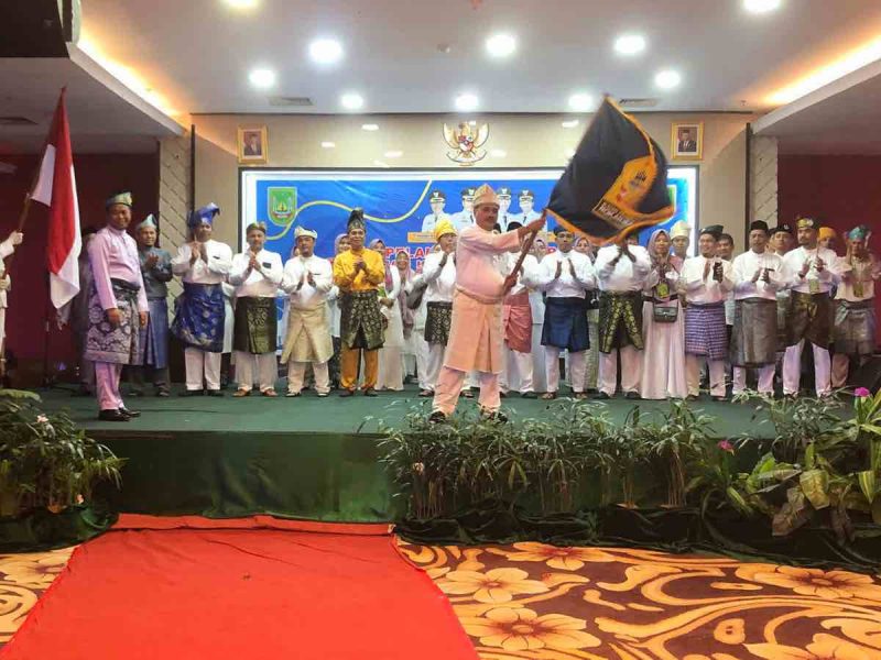 Pengurus Ikatan Keluarga Rokan Hilir (IKROHIL) Kota Batam periode 2022-2027 secara resmi dilantik Wakil Bupati Rokan Hilir Sulaiman.  Foto: INIKEPRI.COM 