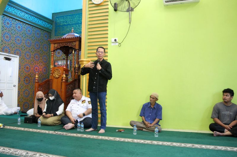 Wakil Wali Kota Batam Amsakar Achmad bersama korwil Melayu Raya dan Ketua DPD KNPI Kota Batam Hazarin Firda serta sekretaris Irmawati Puji Lestari. Foto: INIKEPRI.COM 