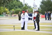Laksma TNI H Krisno Utomo saat upacara puncak peringatan HUT ke-77 TNI di Pantai Piwang, Ranai Kabupaten Natuna, Provinsi Kepulauan Riau, Rabu (5/10). Foto: ANTARA/HO-Dispen TNI AL