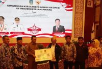 Kemensos dan Komisi VIII DPR RI menyerahkan bantuan logistik bencana di Aula Wan Seri Beni, Pulau Dompak, Kota Tanjungpinang, Provinsi Kepri, Selasa (11/10). Foto: ANTARA/OGEN