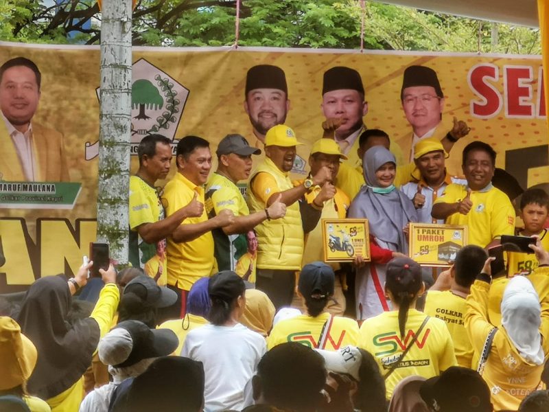 Pengurus Partai Golkar baik tingkat I dan II di Kepri berfoto bersama dengan pemenang doorprize berupa satu unit sepeda motor dan satu paket ibadah umrah. Foto: INIKEPRI.COM/IZ