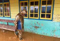 Wakil Bupati Lingga Neko Wesha Pawelloy meninjau SDN 002 Panggak Laut Lingga. Foto: Istimewa 