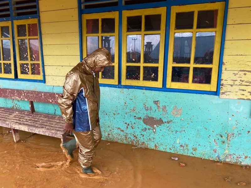 Wakil Bupati Lingga Neko Wesha Pawelloy meninjau SDN 002 Panggak Laut Lingga. Foto: Istimewa 