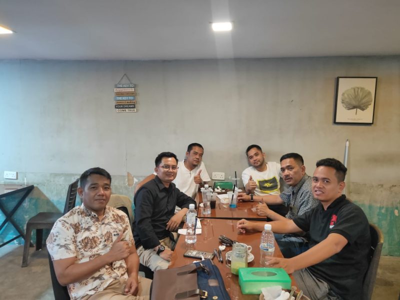 Panitia pelantikan IKROHIL Kota Batam gelar rapat finalisasi di Sugar Cafe, Mega Legenda, Batam Center, Kota Batam, Jumat 28 Oktober 2022 malam. Foto: Dok. Panitia untuk INIKEPRI.COM