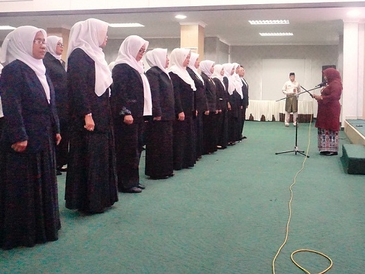 Wali Kota Tanjungpinang, Rahma mengukuhkan pengurus Forum Komunikasi Daerah Partisipasi Publik Untuk Kesejahteraan Perempuan dan Anak (PUSPA) Kota Tanjungpinang periode 2022-2024. Foto: Istimewa 