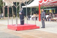 Wali Kota Tanjungpinang Rahma saat membacakan sambutan Menteri Pemuda dan Olahraga Republik Indonesia (RI), Zainudin Amali, dalam upacara bendera memperingati Hari Sumpah Pemuda ke-94 tahun 2022, yang digelar Pemerintah Kota (pemko) Tanjungpinang, di lapangan Pamedan Ahmad Yani Tanjungpinang. Foto: Kominfo Tanjungpinang 