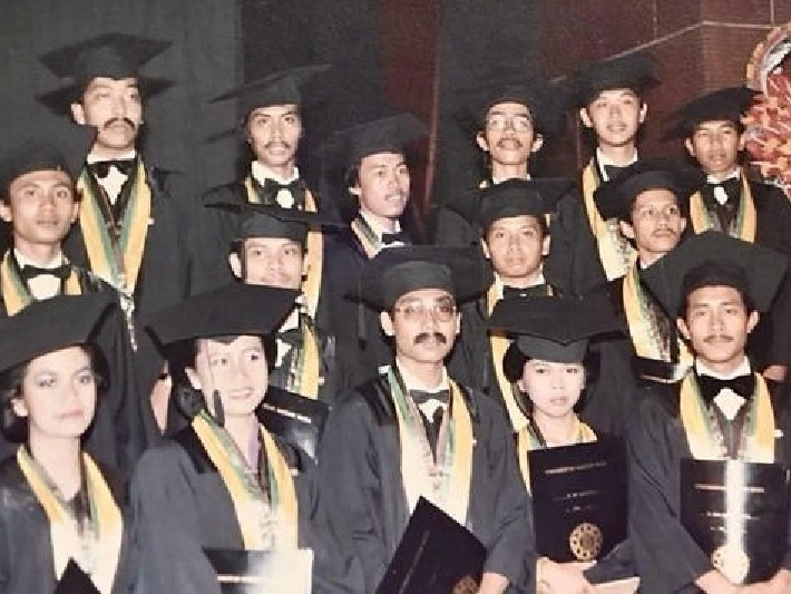 Momen saat Jokowi wisuda di UGM. Foto: Istimewa 