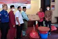 Dinas Sosial (Dinsos) Kota Tanjungpinang menyalurkan bantuan Asistensi Rehabilitasi Sosial (atensi) dari sentra Abiseka Pekanbaru kepada lansia dan klien binaan yayasan karsa mitra dinsos, di aula kantor Dinsos Tanjungpinang, Kepri, Selasa 11 Oktober 2022. Foto: Istimewa 