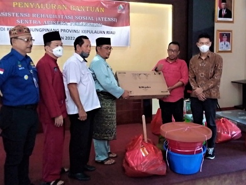 Dinas Sosial (Dinsos) Kota Tanjungpinang menyalurkan bantuan Asistensi Rehabilitasi Sosial (atensi) dari sentra Abiseka Pekanbaru kepada lansia dan klien binaan yayasan karsa mitra dinsos, di aula kantor Dinsos Tanjungpinang, Kepri, Selasa 11 Oktober 2022. Foto: Istimewa