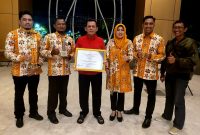 Gubernur Kepri Ansar Ahmad menerima penghargaan. Foto: Diskominfo Kepri 