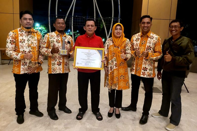 Gubernur Kepri Ansar Ahmad menerima penghargaan. Foto: Diskominfo Kepri 
