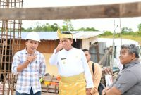 Gubernur Kepulauan Riau H. Ansar Ahmad meninjau langsung lokasi proyek pembangunan gedung Workshop Balai Latihan Kerja (BLK). Foto: Diskominfo Kepri 