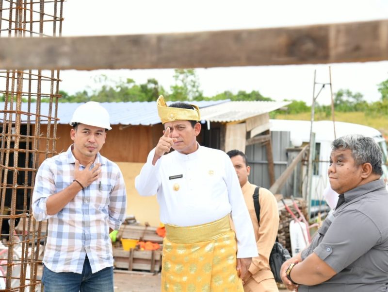 Gubernur Kepulauan Riau H. Ansar Ahmad meninjau langsung lokasi proyek pembangunan gedung Workshop Balai Latihan Kerja (BLK). Foto: Diskominfo Kepri 