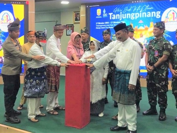 Aplikasi Sistem Informasi Kearsipan Dinamis Terintegrasi (SRIKANDI) menjadi “Kado Istimewa” di Hari Jadi ke-21 Kota Otonom Tanjungpinang. Sebab, pada hari itu aplikasi SRIKANDI resmi diluncurkan oleh Wali Kota Tanjungpinang. Foto: Istimewa