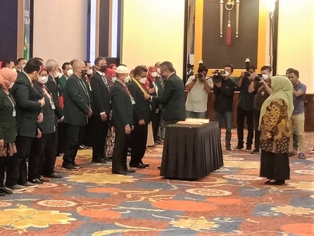 Ketua Ikatan Dokter Indonesia (IDI) Wilayah Provinsi Kepri, Rusdani mengukuhkan Ketua IDI terpilih Cabang Kota Tanjungpinang, Yunisaf, Mars, masa bakti 2022-2025, dilaksanakan di gedung Trans Convention Center, Aston Hotel Tanjungpinang, Kepri, Minggu (16/10/2022). Foto: Diskominfo Tanjungpinang