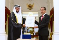 Presiden Joko Widodo (Jokowi) menerima Penghargaan Perdamaian Internasional Imam Hasan bin Ali 2022 yang diserahkan di Istana Merdeka, Jakarta, pada Senin (7/11/2022).  Foto: BPMI Setpres