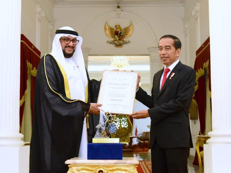 Presiden Joko Widodo (Jokowi) menerima Penghargaan Perdamaian Internasional Imam Hasan bin Ali 2022 yang diserahkan di Istana Merdeka, Jakarta, pada Senin (7/11/2022).  Foto: BPMI Setpres