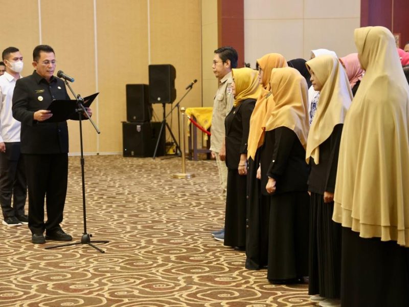 Gubernur Kepulauan Riau H. Ansar Ahmad mengukuhkan Ketua dan Pengurus Forum Partisipasi Publik untuk Kesejahteraan Perempuan dan Anak (PUSPA) Provinsi Kepulauan Riau periode 2022-2025. Foto: Diskominfo Kepri 