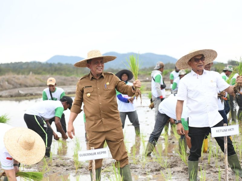 Gubernur Kepulauan Riau H. Ansar Ahmad bersama Ketua Umum Himpunan Kerukunan Tani Indonesia (HKTI), Moeldoko. Foto: Diskominfo Kepri 