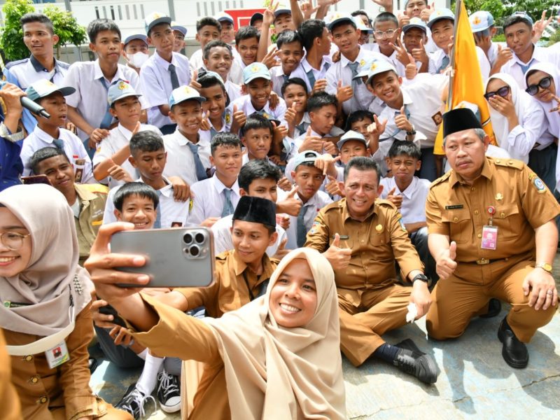 Gubernur Kepri H. Ansar Ahmad saat mengunjungi SMKN 7 Batam. Foto: Diskominfo Kepri 