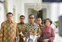 Ketua Dewan Gelar, Tanda Jasa, dan Tanda Kehormatan Mahfud MD memberikan keterangan pers di Istana Kepresidenan Bogor, Jawa Barat usai bertemu Presiden Joko Widodo pada Kamis (3/11/2022). Foto: dok.Sekretariat Presiden