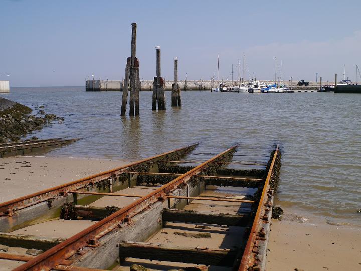 Pemerintah Provinsi (Pemprov) Riau menargetkan pembangunan pelabuhan penyeberangan kapal feri Dumai - Melaka (Malaysia) dapat  mulai dilakukan pada tahun 2023 mendatang untuk melancarkan kegiatan perekonomian dan pariwisata. Foto: TEMPO 