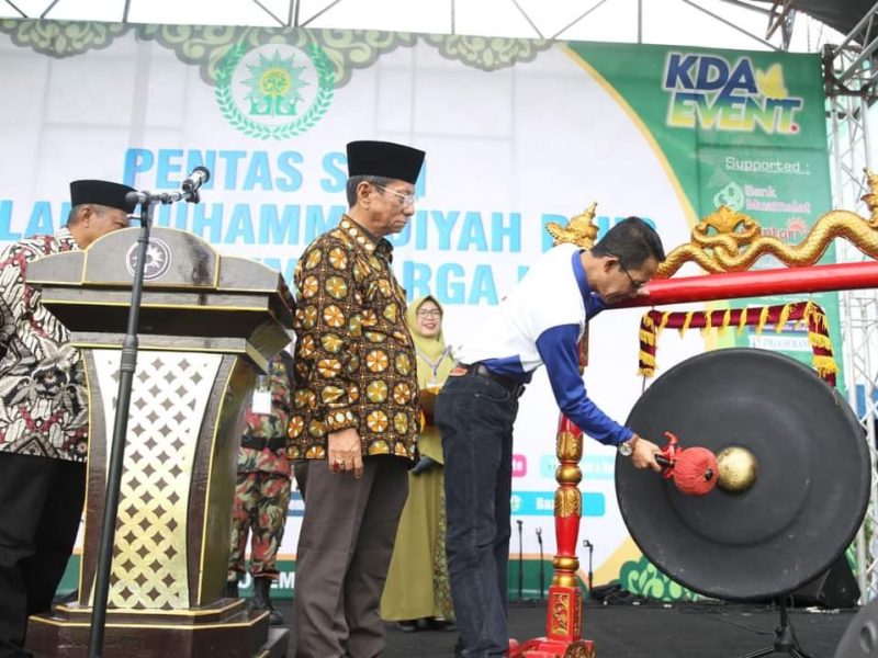 Wakil Wali Kota Batam, Amsakar Achmad, membuka Pentas Seni dan Bazar Usaha Mikro Kecil dan Menengah (UMKM) dalam rangka Milad Muhammadiyah ke-113 Tahun. Foto: MC Batam