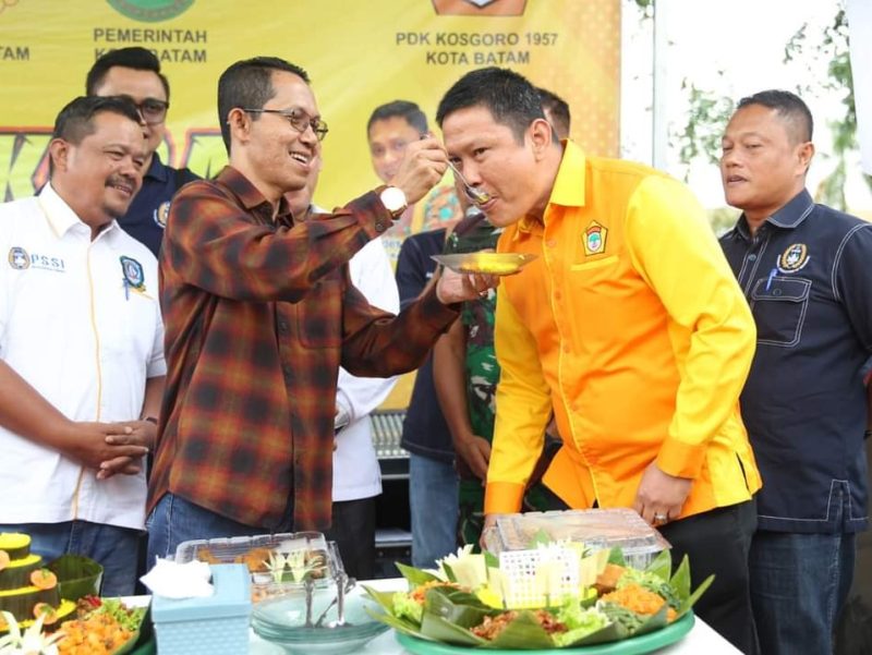 Wakil Wali Kota Batam, Amsakar Achmad hadir langsung dalam peresemian Sekretariat Askot PSSI Batam dan PDK Kosgoro 1957 Kota Batam di Komplek Ruko Puri Legenda Blok D3 No 3, Batam Center. Foto: MC Batam