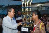 Ketua Kwarcab Kota Batam yang juga Wakil Wali Kota Batam Amsakar Achmad menyerahkan piala kepada juara LKBB. Foto: INIKEPRI.COM 