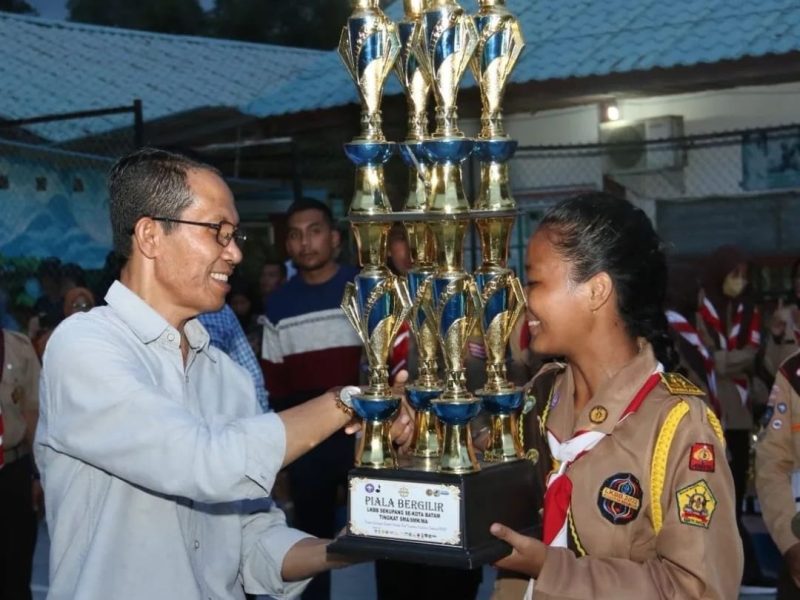 Ketua Kwarcab Kota Batam yang juga Wakil Wali Kota Batam Amsakar Achmad menyerahkan piala kepada juara LKBB. Foto: INIKEPRI.COM 