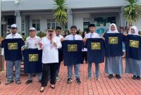 Marlin Agustina membagikan kaos di SMA Negeri 8. Foto: INIKEPRI.COM 
