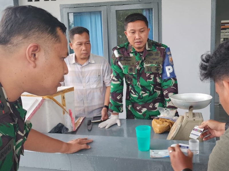 Pangkalan Tentara Nasional Indonesia (TNI) Angkatan Laut (Lanal) Dabo Singkep mengamankan satu buah benda berupa satu box styrofoam, yang isinya terdapat kemasan yang diduga narkoba jenis sabu-sabu yang tergeletak di dermaga Pelabuhan Dabo Kecamatan Singkep Kabupaten Lingga, Kepulauan Riau. Foto: DISPENAL