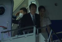 Presiden Korea Selatan (Korsel) Yoon Suk-yeol dan istri Kim Keen-hee  tiba di Bandara Internasional I Gusti Ngurah Rai, Bali, Minggu (13/11/2022). Foto: Kemkominfo TV