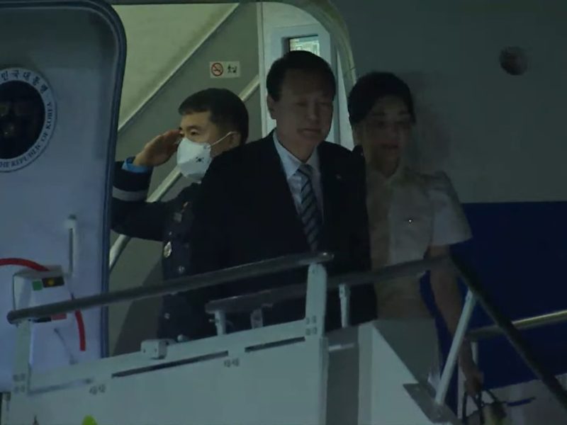 Presiden Korea Selatan (Korsel) Yoon Suk-yeol dan istri Kim Keen-hee  tiba di Bandara Internasional I Gusti Ngurah Rai, Bali, Minggu (13/11/2022). Foto: Kemkominfo TV