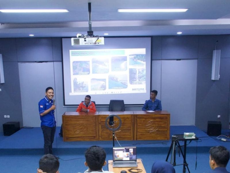 Badan Eksekutif Mahasiswa Politeknik Perkapalan Negeri Surabaya (BEM PPNS) sekaligus koordinator isu Maritim BEM Seluruh Indonesia (BEM-SI) Kerakyatan menggelar kajian publik menyoroti sejumlah isu strategis maritim di Kepulauan Riau  seperti RUU Daerah Kepulauan dan Pertahanan Natuna. Foto: Dok. Panitia