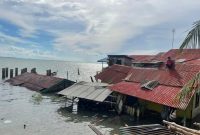 Satu unit rumah warga pesisir di Kelurahan Penyengat, Kota Tanjungpinang, Provinsi Kepri roboh akibat terkena angin kencang, Minggu (20/11). Foto: ANTARA/HO-Humas Polresta Tanjungpinang