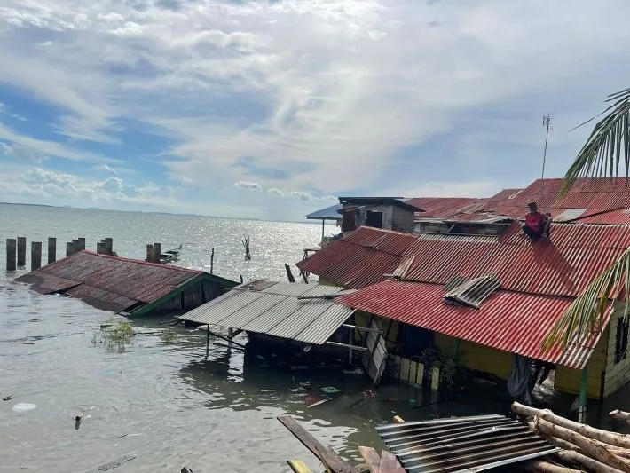 Satu unit rumah warga pesisir di Kelurahan Penyengat, Kota Tanjungpinang, Provinsi Kepri roboh akibat terkena angin kencang, Minggu (20/11). Foto: ANTARA/HO-Humas Polresta Tanjungpinang