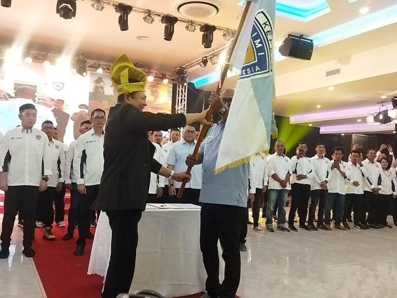 Ketua Umum PP IMI yang juga Ketua MPR RI Bambang Soesatyo melantik Rizky Faisal sebagai ketua IMI Kepri. Foto: INIKEPRI.COM 