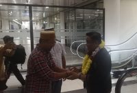 Bupati Bone Andi Fahsar Mahdin Padjalangi menerima kalungan bunga dari pengurus KKP Bone Provinsi Kepri. Foto: INIKEPRI.COM 