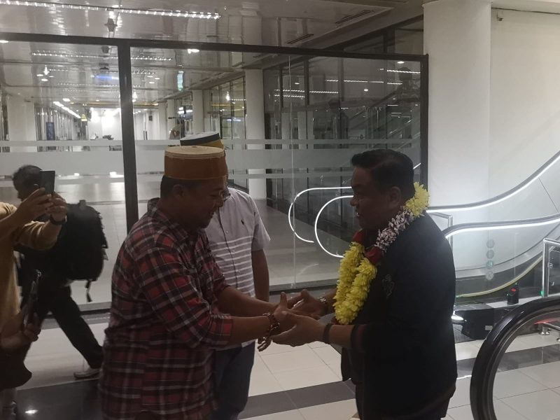 Bupati Bone Andi Fahsar Mahdin Padjalangi menerima kalungan bunga dari pengurus KKP Bone Provinsi Kepri. Foto: INIKEPRI.COM 