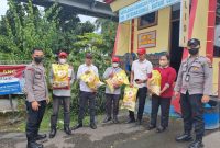 Polsek Kawasan Pelabuhan Polresta Barelang membagikan paket sembako kepada warga terdampak kenaikan harga bahan bakar minyak (BBM), Jumat 25 November 2022. Foto: INIKEPRI.COM 