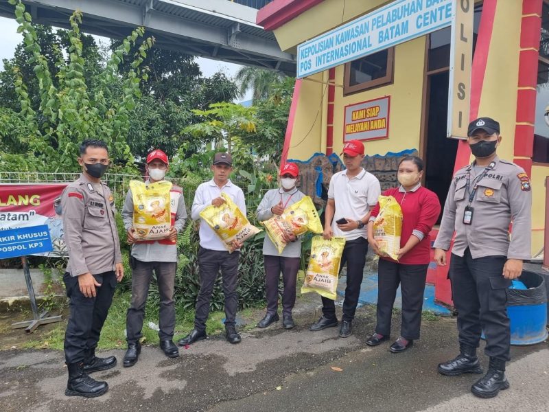 Polsek Kawasan Pelabuhan Polresta Barelang membagikan paket sembako kepada warga terdampak kenaikan harga bahan bakar minyak (BBM), Jumat 25 November 2022. Foto: INIKEPRI.COM 