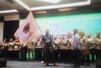 Ketua DPP KKP Bone Provinsi Kepri Khaeruddin SH menerima pataka dari ketua harian DPN KKP Bone Andi Fathur. Foto: INIKEPRI.COM 